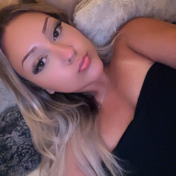 Meet your posher, Cassie - Picture 1 of 2